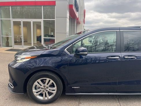 Used 2021 Toyota Sienna Platinum image 2