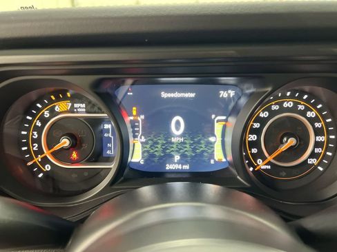 Used 2025 Jeep Wrangler Unlimited Rubicon AWD/4WD image 7
