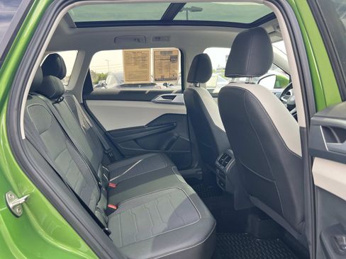 Used 2025 Volkswagen Taos SE w/ Panoramic Sunroof Package image 32