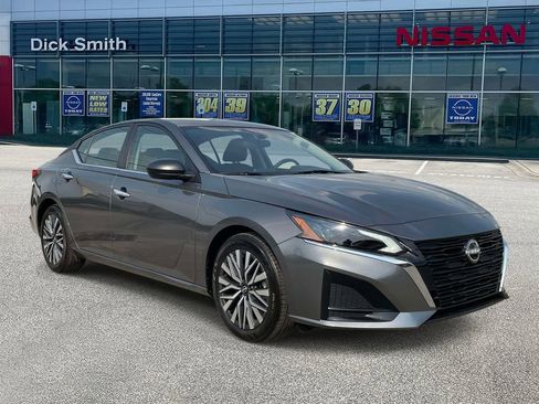 Used 2025 Nissan Altima 2.5 SV image 1