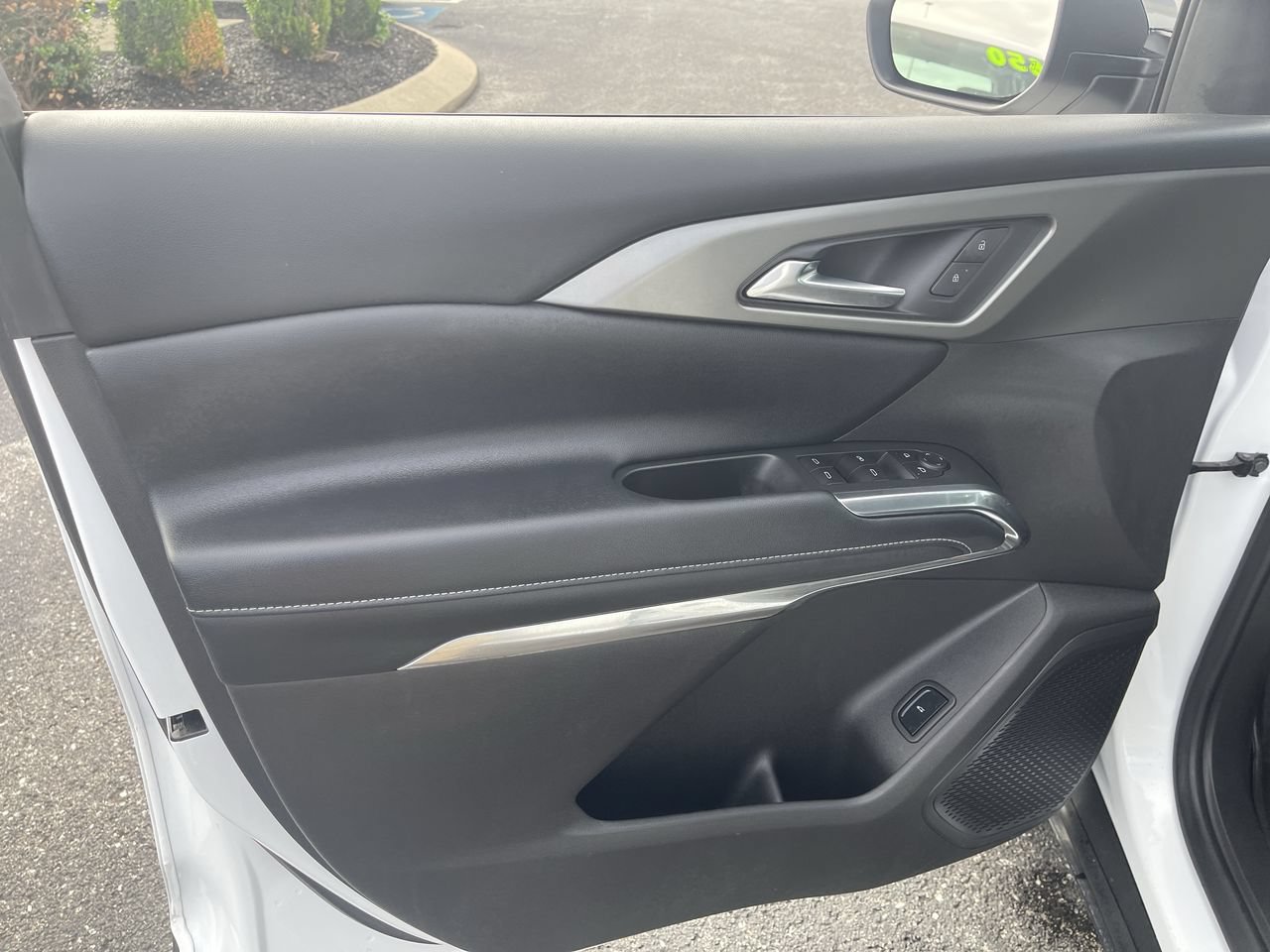 Used 2025 Chevrolet Traverse LT FWD image 23