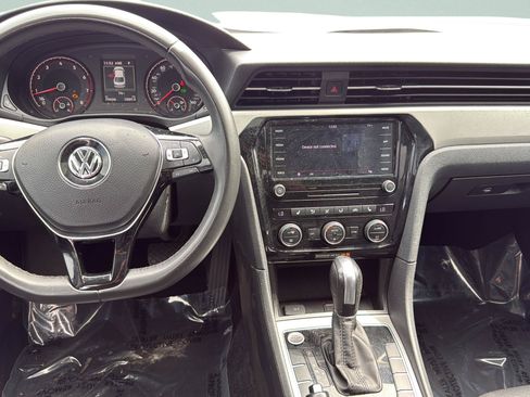 Used 2021 Volkswagen Passat 2.0T SE FWD image 19