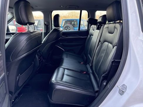 Used 2023 Jeep Grand Cherokee Limited w/ Black Appearance Package AWD/4WD image 12