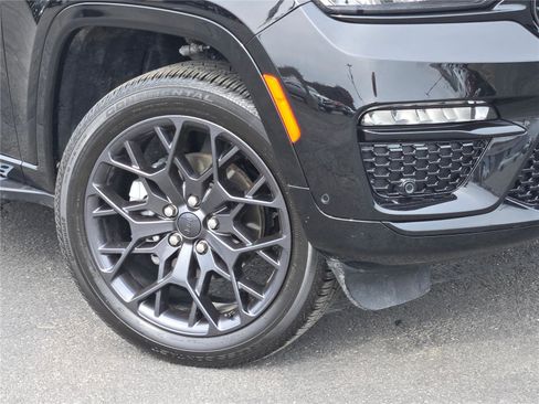 Certified 2025 Jeep Grand Cherokee Summit image 4