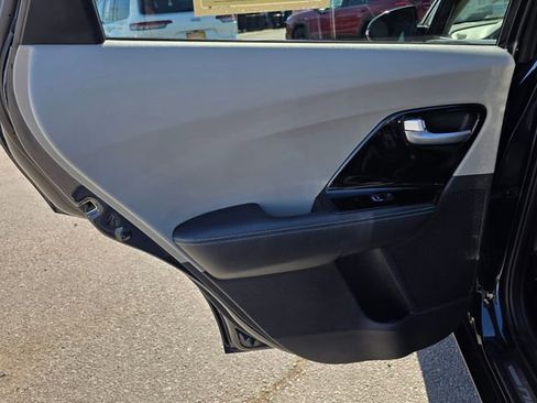 Used 2018 Kia Niro EX image 18