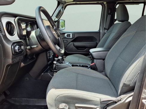 Used 2025 Jeep Gladiator Sport AWD/4WD image 11