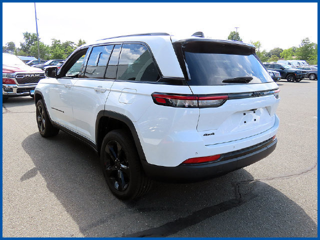 Used 2024 Jeep Grand Cherokee Altitude AWD/4WD image 5