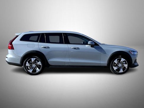 Used 2025 Volvo V60 B5 Cross Country Plus image 4