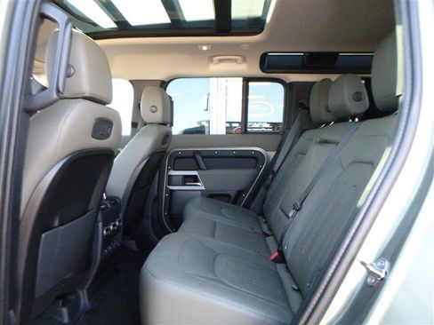 Used 2022 Land Rover Defender 110 SE image 6