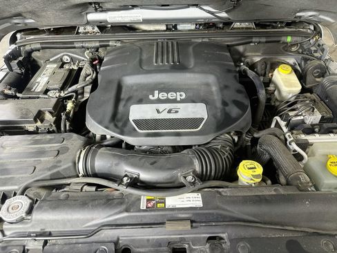 Used 2015 Jeep Wrangler Unlimited Rubicon AWD/4WD image 9