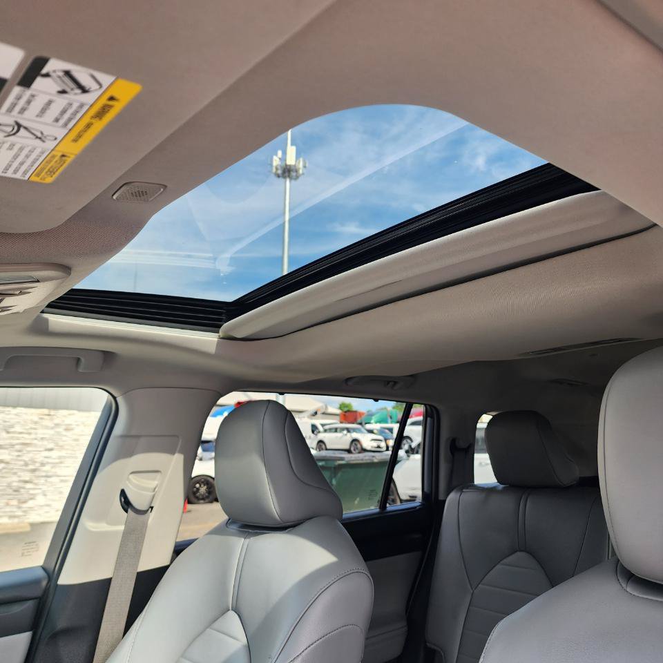 Used 2024 Toyota Highlander XLE FWD image 6