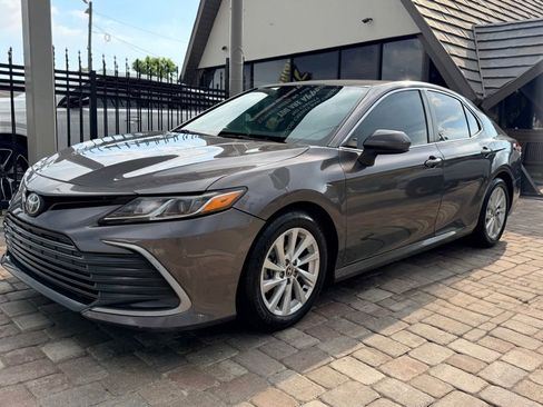 Used 2021 Toyota Camry LE image 4