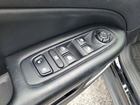 Used 2018 Jeep Compass Latitude FWD image 9
