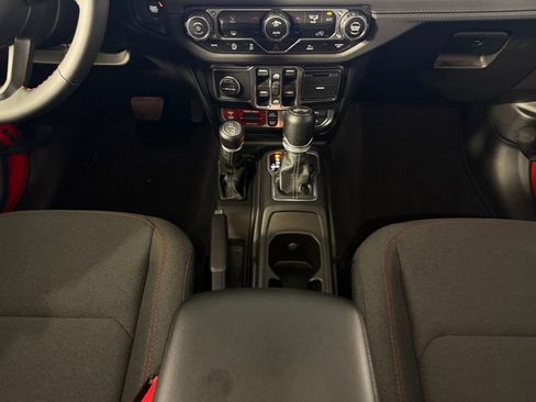 Used 2024 Jeep Wrangler Unlimited Rubicon AWD/4WD image 17