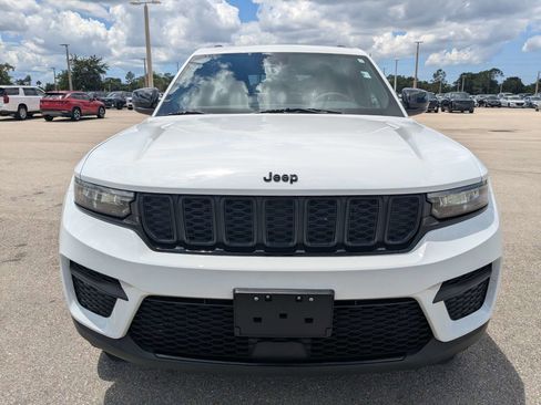 Used 2025 Jeep Grand Cherokee Altitude AWD/4WD image 3