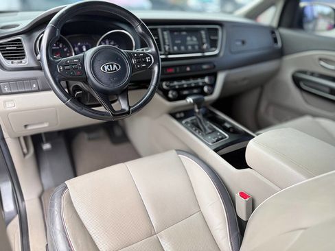 Used 2017 Kia Sedona LX w/ LX Essentials Premium Package FWD image 19