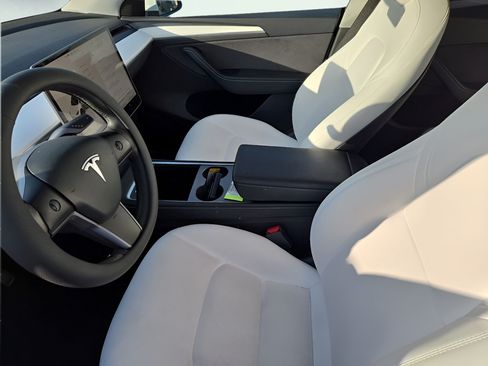 Used 2023 Tesla Model Y Long Range AWD/4WD image 2