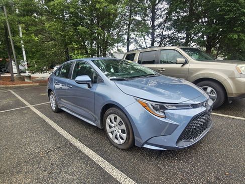 Used 2020 Toyota Corolla LE FWD image 3