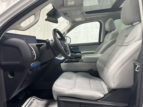 Used 2025 Ford Expedition Platinum image 14