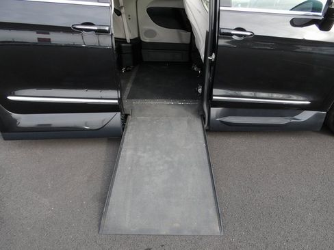 Used 2018 Chrysler Pacifica Limited w/ Tire & Wheel Group image 24