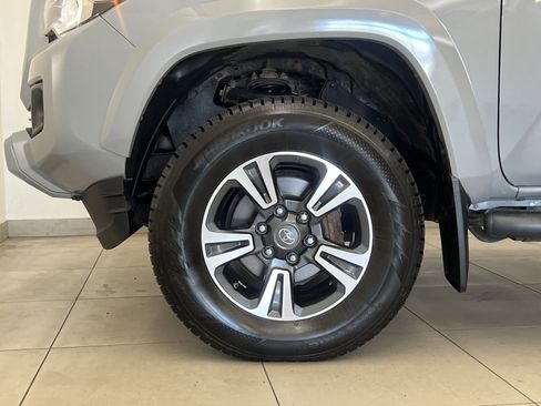 Used 2019 Toyota Tacoma TRD Sport w/ TRD Premium Sport Package AWD/4WD image 11
