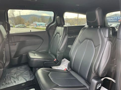 Used 2025 Chrysler Pacifica Select image 24