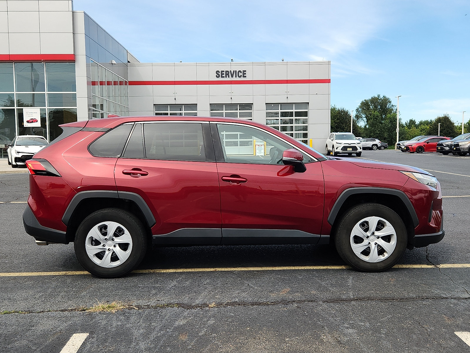 Used 2024 Toyota RAV4 LE AWD/4WD image 7