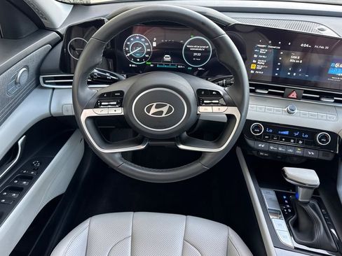 Used 2025 Hyundai Elantra Limited image 11