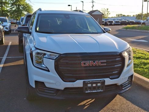 Used 2023 GMC Terrain SLE w/ Driver Convenience Package AWD/4WD image 4