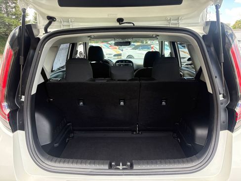 Used 2025 Kia Soul LX w/ LX Technology Package FWD image 29