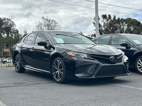 Used 2020 Toyota Camry SE FWD image 2