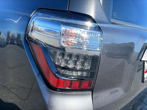 Used 2018 Toyota 4Runner TRD Off-Road Premium image 28