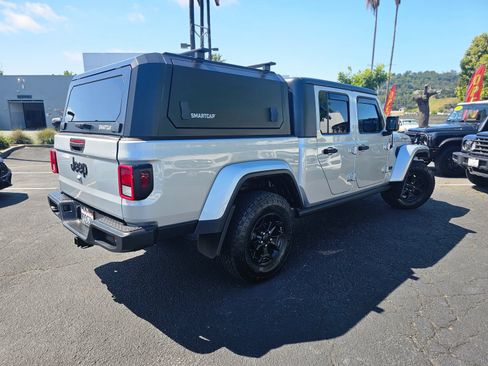Used 2023 Jeep Gladiator Sport AWD/4WD image 4