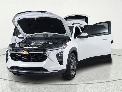 Used 2025 Chevrolet Trax LT w/ Driver Confidence Package FWD image 8