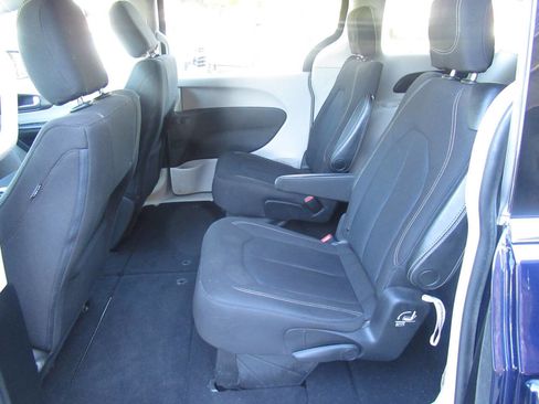 Used 2020 Chrysler Voyager LX image 14