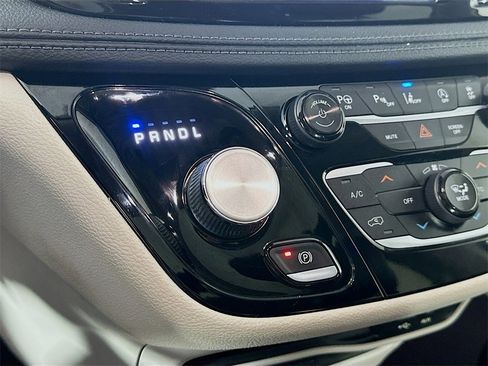 Used 2018 Chrysler Pacifica Limited w/ Tire & Wheel Group image 16