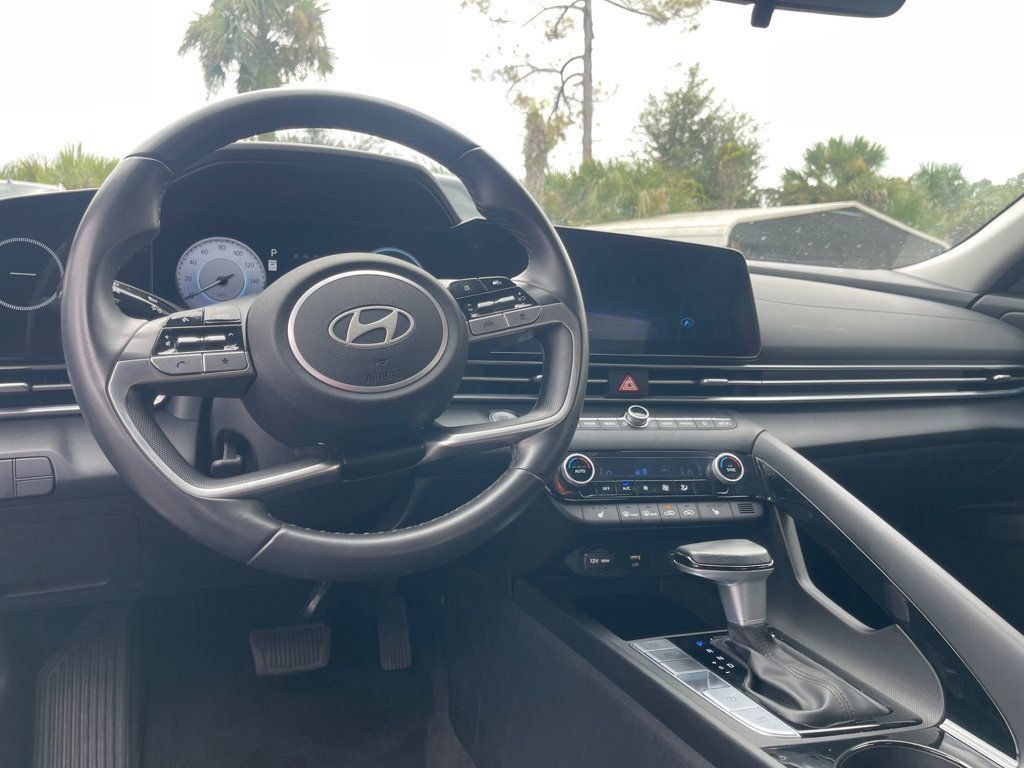 Used 2025 Hyundai Elantra SEL FWD image 13
