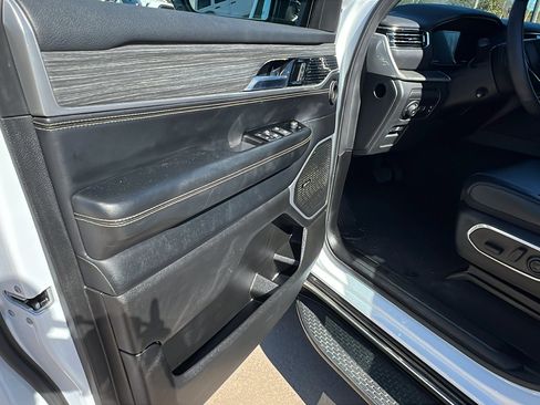 Used 2024 Jeep Wagoneer Series II w/ Flexible Seating Group image 14