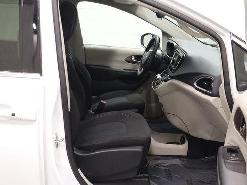 Certified 2023 Chrysler Voyager LX FWD image 15
