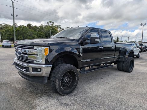 Used 2017 Ford F350 Lariat w/ Chrome Package image 8