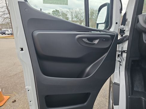 Used 2024 Mercedes-Benz eSprinter 170 Cargo image 23