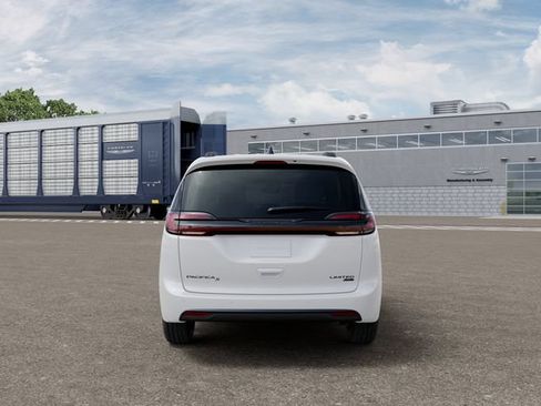 New 2027 Chrysler Pacifica Limited AWD/4WD image 8