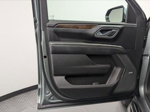 Used 2023 Chevrolet Suburban Premier image 13
