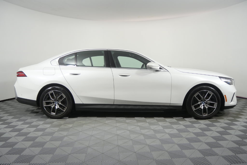 Used 2024 BMW i5 eDrive40i w/ Premium Package RWD image 3