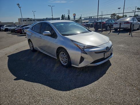 Used 2017 Toyota Prius Two w/ Prius Two Safety Plus Package FWD image 2