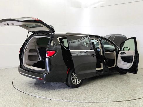 Used 2023 Chrysler Pacifica Touring-L FWD image 13