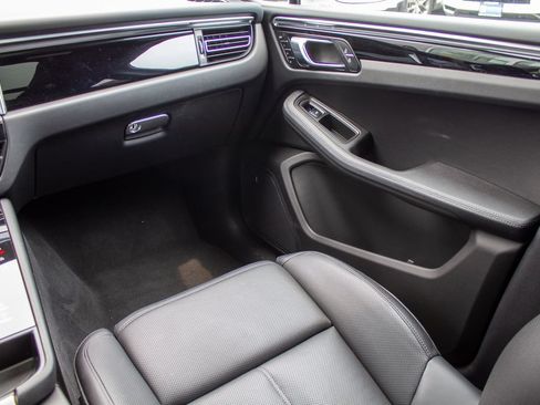 Used 2025 Porsche Macan AWD/4WD image 20