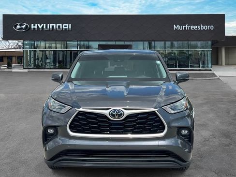 Used 2020 Toyota Highlander LE FWD image 2