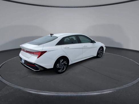 Used 2025 Hyundai Elantra SEL FWD image 8