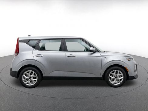 Used 2025 Kia Soul LX w/ LX Technology Package FWD image 10